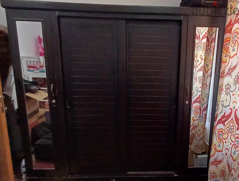 wardrobe in gud condition with sliding door 0