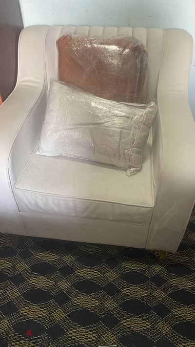 Sofa chair with 2 pillows