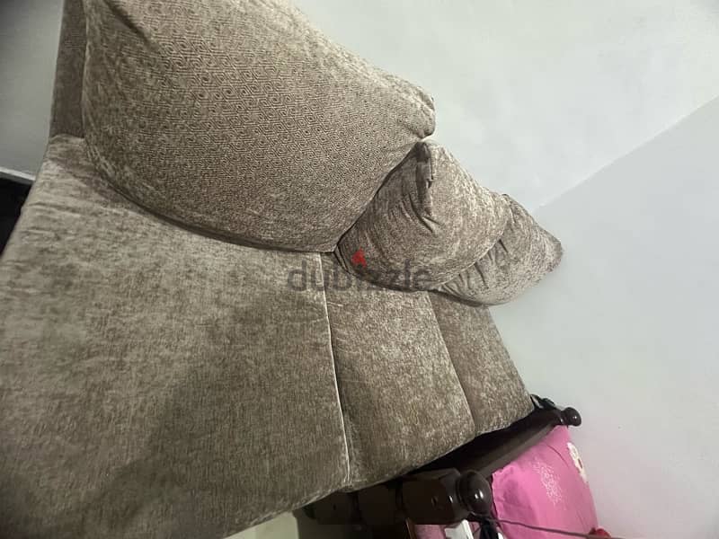 selling of Sofa 0