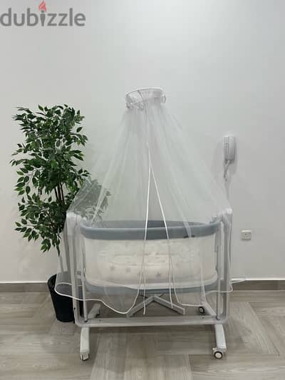 Baby crib. Automatic self-swinging baby crib/sleeper included with net