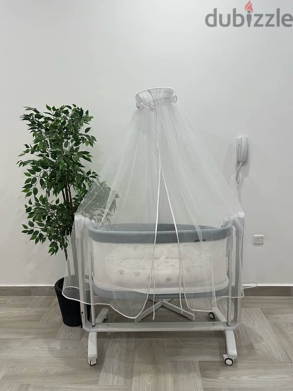 Baby crib. Automatic self-swinging baby crib/sleeper included with net 1