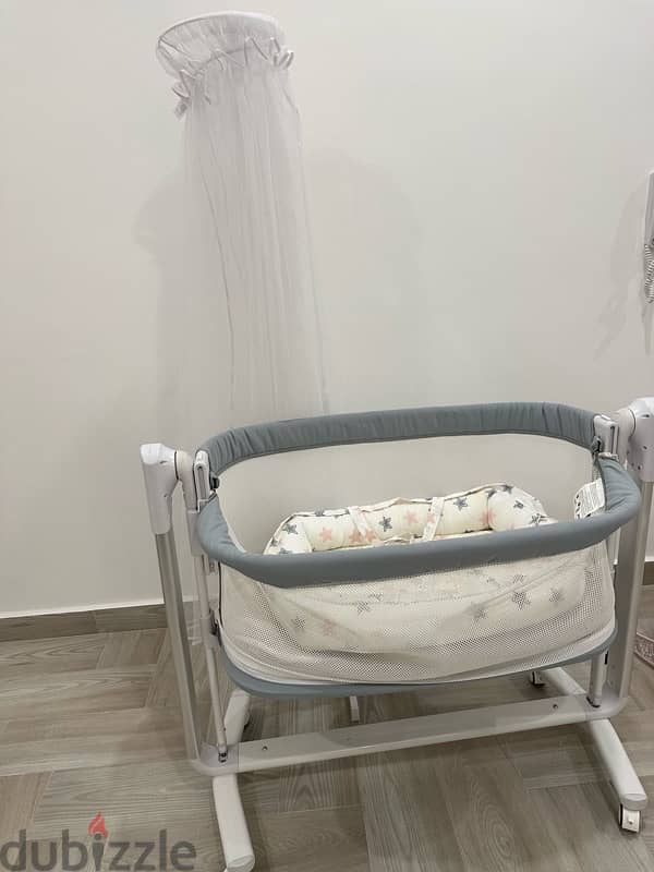 Baby crib. Automatic self-swinging baby crib/sleeper included with net 7