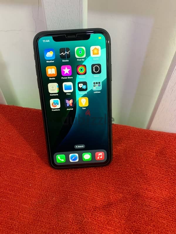 iPhone 11 . . 128gb battery 85% not open device 100% waterproof device 8