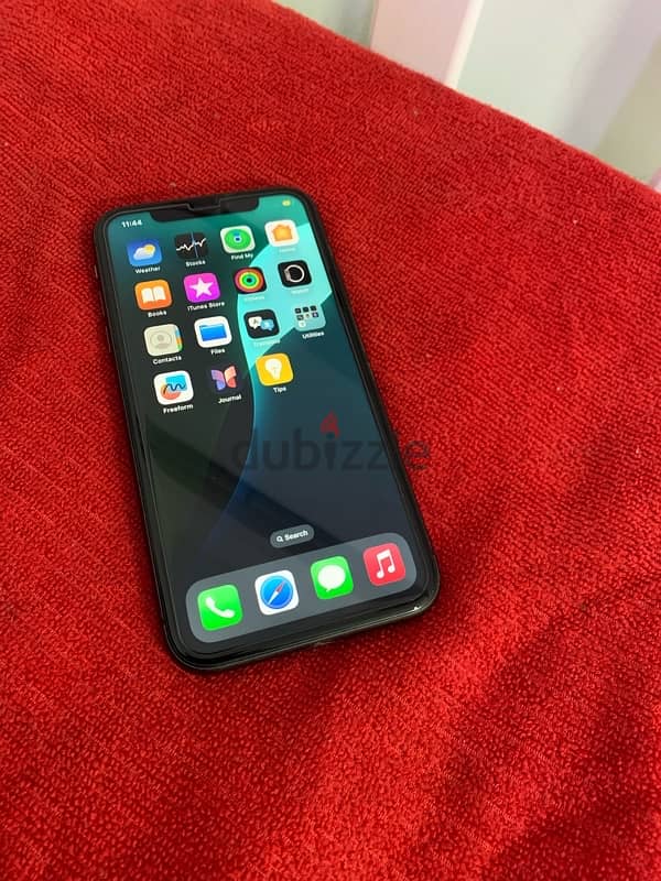 iPhone 11 . . 128gb battery 85% not open device 100% waterproof device 15