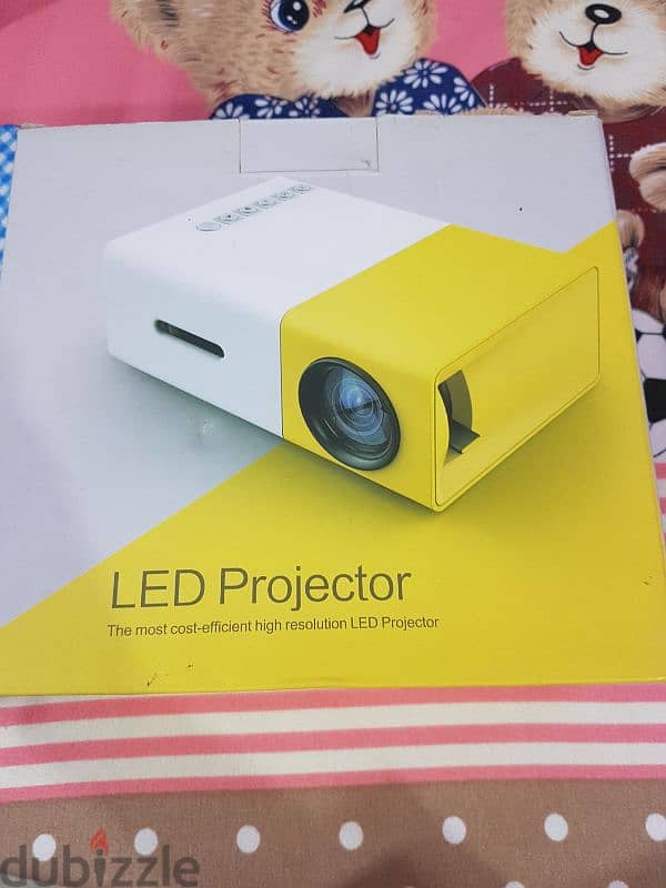 New home theatre projector with hdmi cable 0