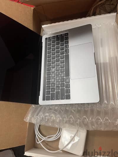 Apple MacBook Pro 13.3 256 GB i5 8th Gen 8GB WhatsApp + 31687040507