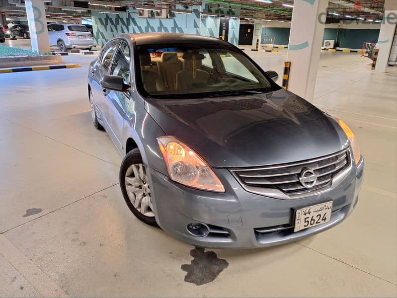 Nissan Altima 2010 2.5s in perfect condition 2