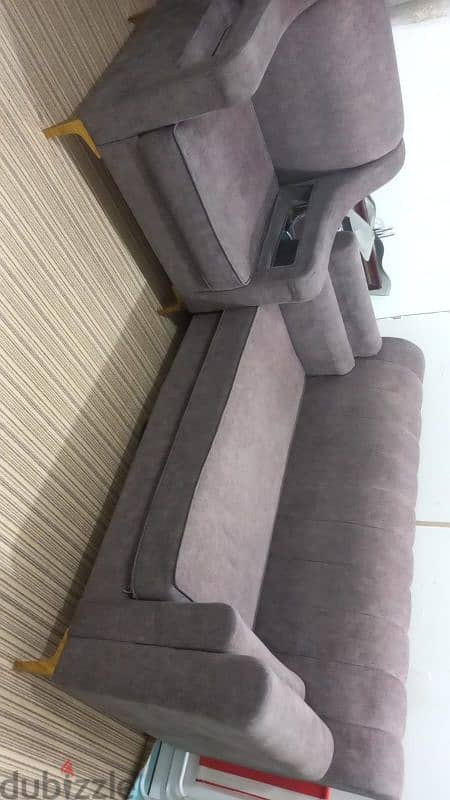 4 sofa for sale.  ٤  استعمال أريكة ٢٠دك 1