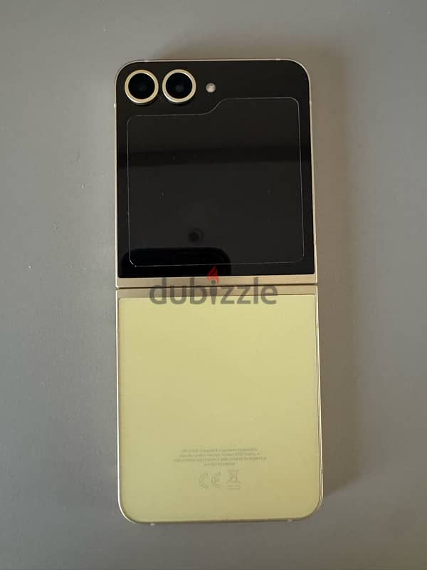 almost brand new yellow Samsung z flip 6 256gb with box and charger 2