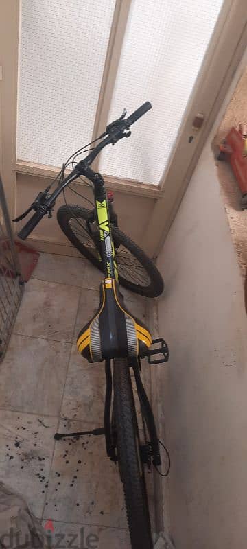 HARDTIL MOUNTAIN BIKE WITH SUSPENSION, GEARS AND SIZE MEDIUM 10