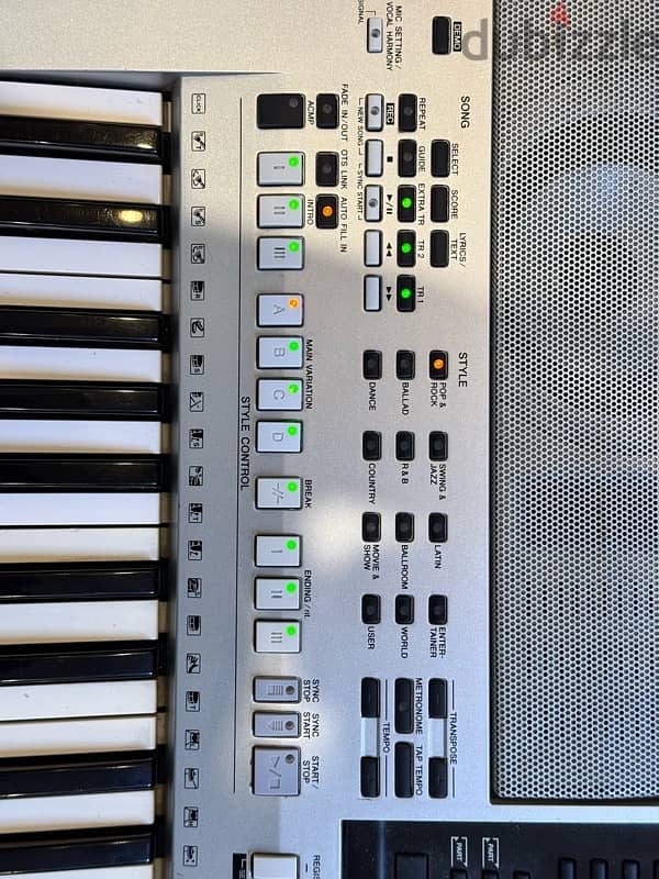 Keyboard- YAMAHA PSR S-900 WITH STAND in PERFECT WORKING CONDITION 4