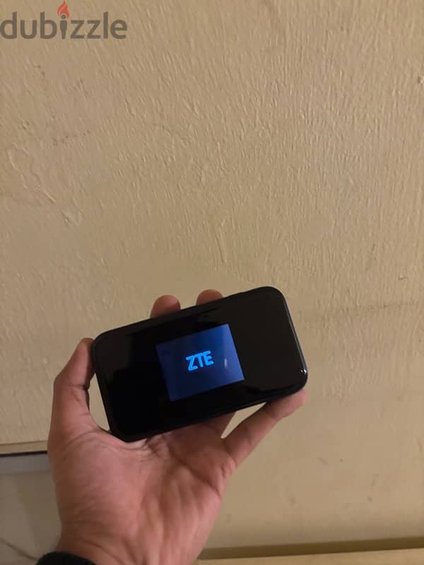 ZTE MU5001 5G Portable Router STC - Box Open 1