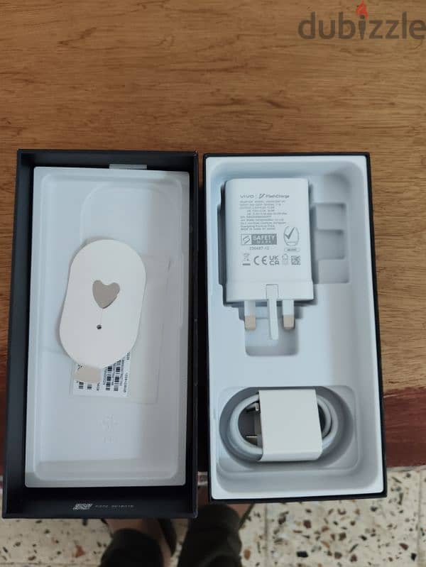 Vivo V30e. 12+12gb ram 256gb memory only box open new gift pc 3