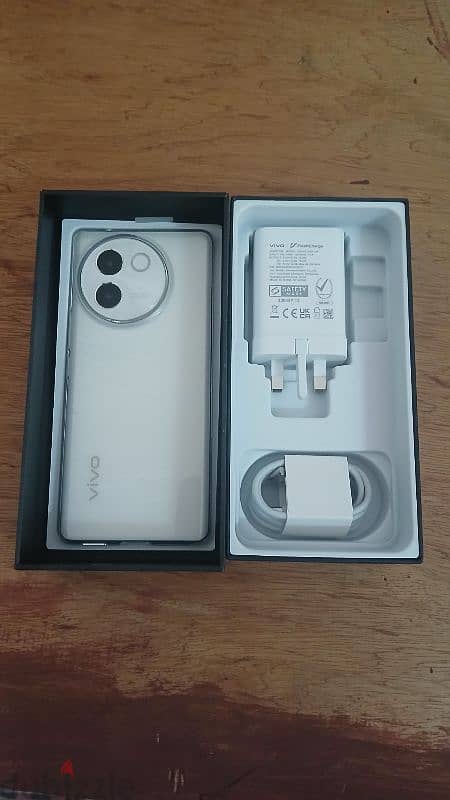 Vivo V30e. 12+12gb ram 256gb memory only box open new gift pc 0