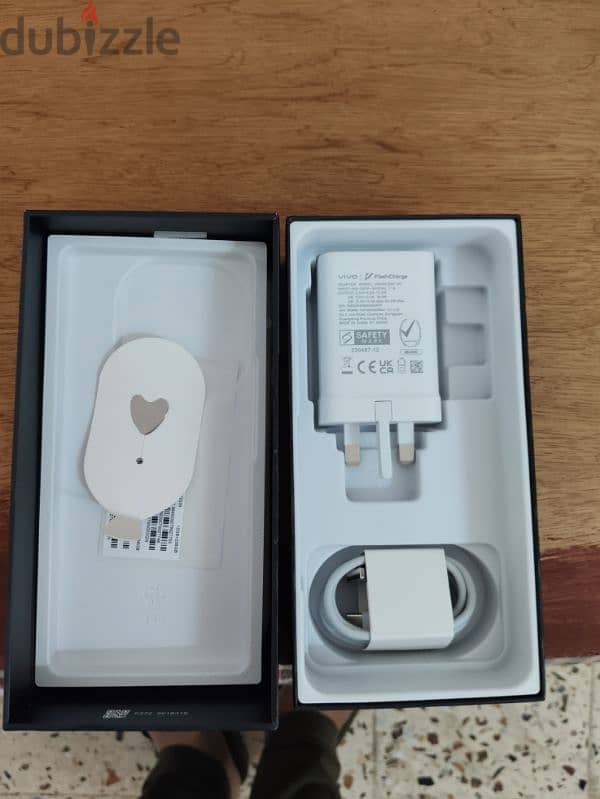 Vivo V30e. 12+12gb ram 256gb memory only box open new gift pc 3