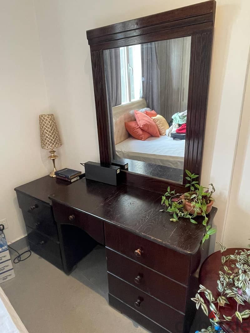 1 dressing Table and 1 side Table 1