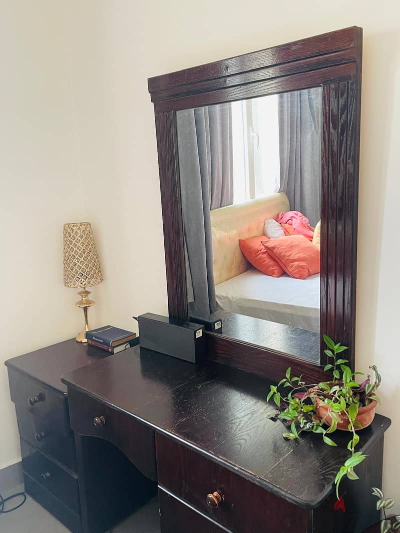 1 dressing Table and 1 side Table 3