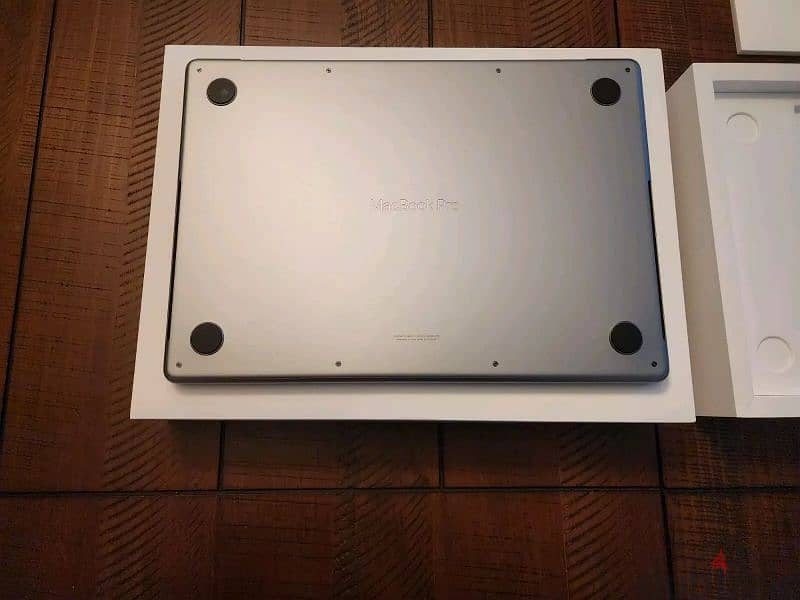 very new 2023 Apple MacBook Pro 16 " M2 Pro chip 1TB SSD 16gb Ram 2