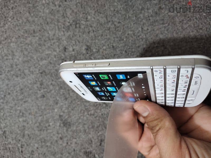 blackberry q10 original looks like new phone 2