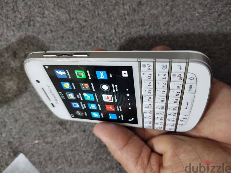 blackberry q10 original looks like new phone 10