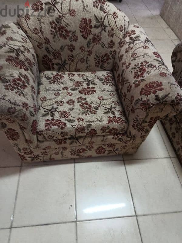 Three-piece living room, two chairs and a sofa, clean and strong 2