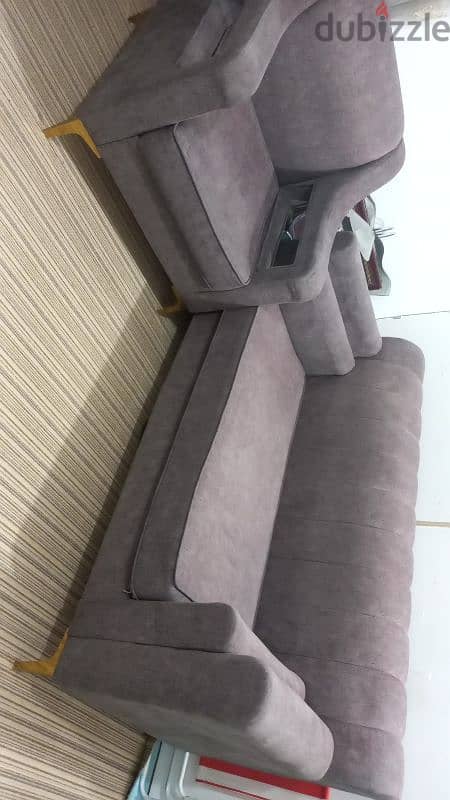 4 used sofa for sale. استعمل أريكة ٤ 1