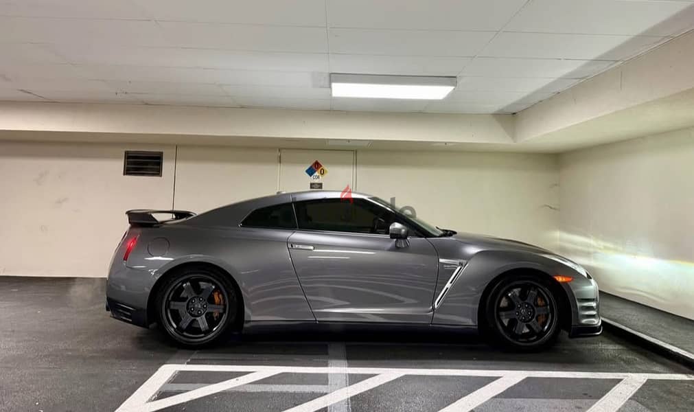 Nissan GT-R 2015 Sport 8