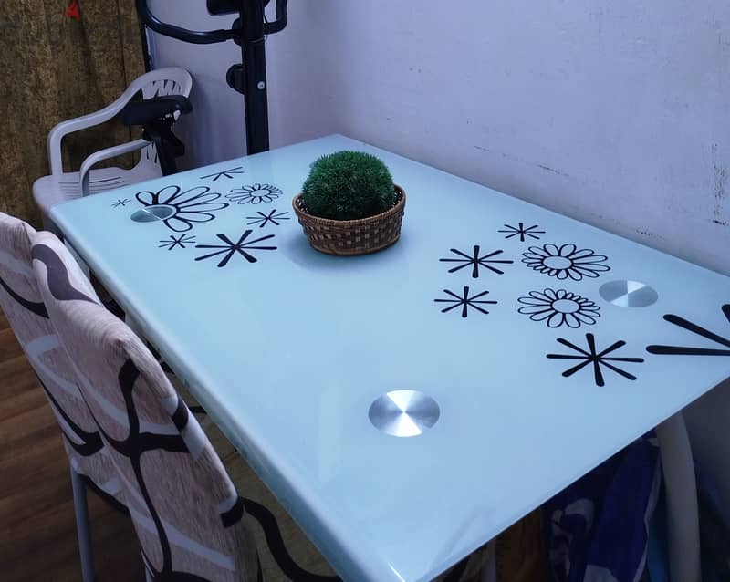 Glass dining table for sale very good condition 2