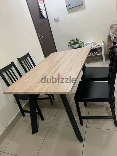 Dining table and 4 Chairs