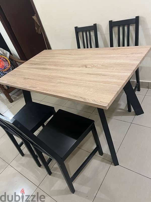 Dining table and 4 Chairs 2