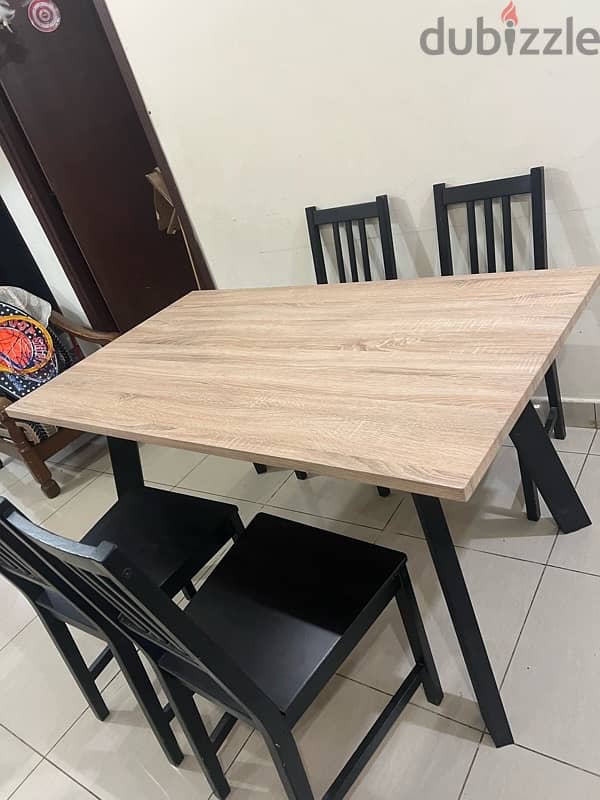 Dining table and 4 Chairs 4