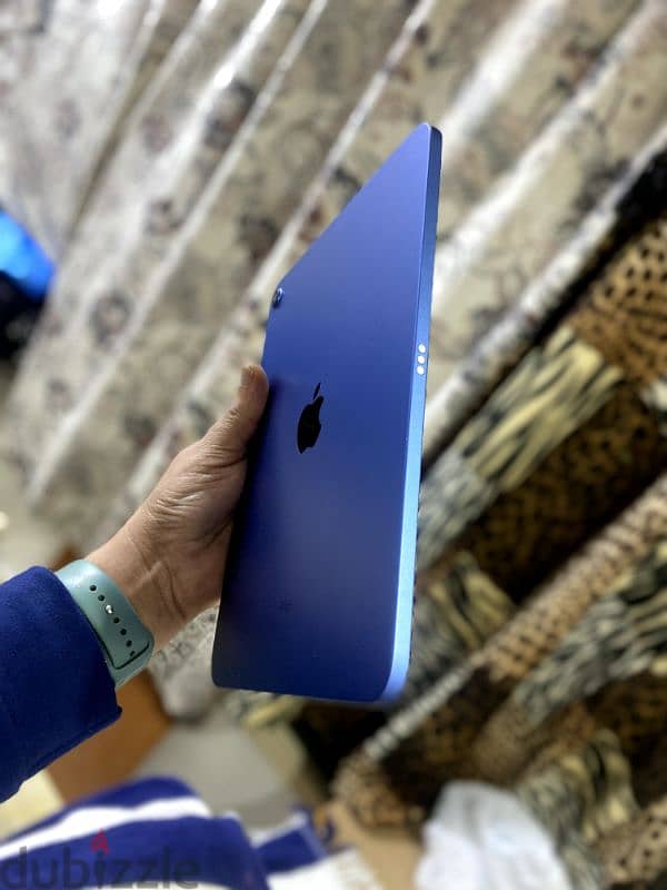 iPad 10th Generation, Blue Color, 10.9-inch A14 Bionic 6-core CPU. 3