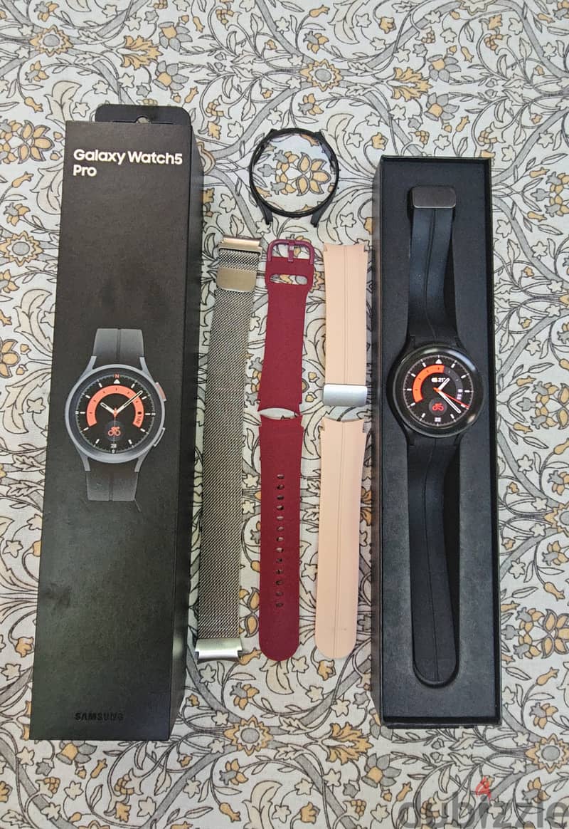 Mint Condition Samsung Galaxy Watch5 Pro with many accessories for sel 3