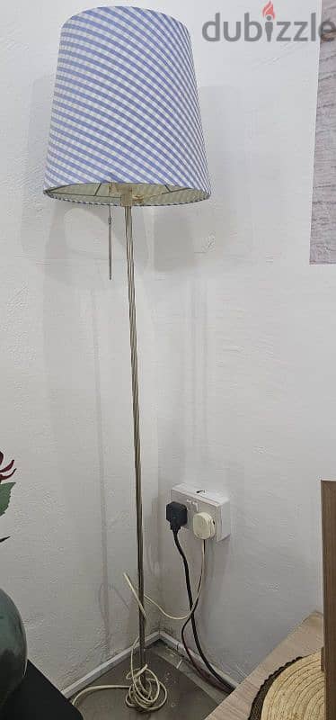 Table & Floor lamp.