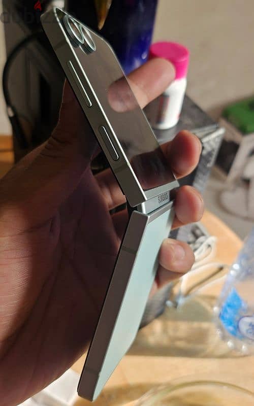 استخدام هاتف ZFlip للبيع أو التبادل samsung galaxy z flip 5 256gb 2