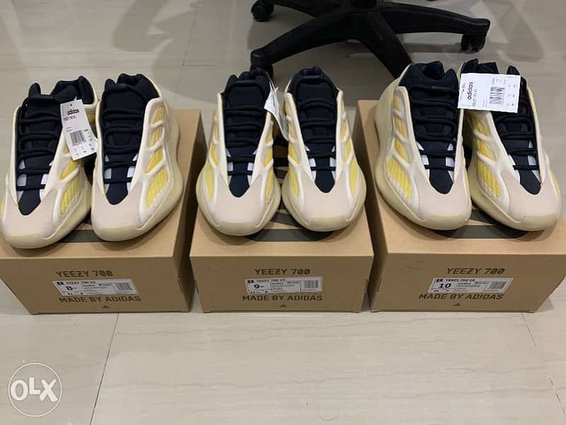 YEEZY 700 SAFFLOWER SIZE : 8.5 US ,9.5 US, 10 US 0