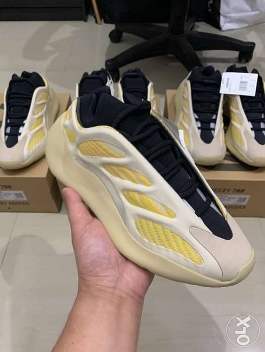 YEEZY 700 SAFFLOWER SIZE : 8.5 US ,9.5 US, 10 US 1