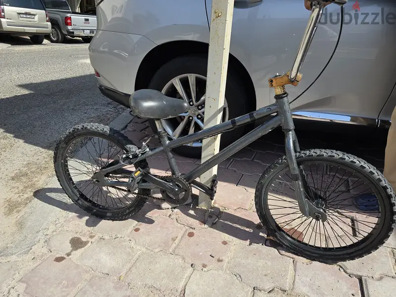 Gray BMX cycle.