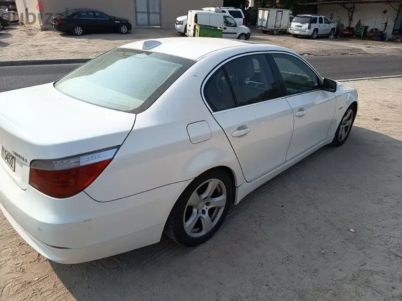 بي ام دبليو الفئة 5 2008 اللون ابيض حاله جيده جدا