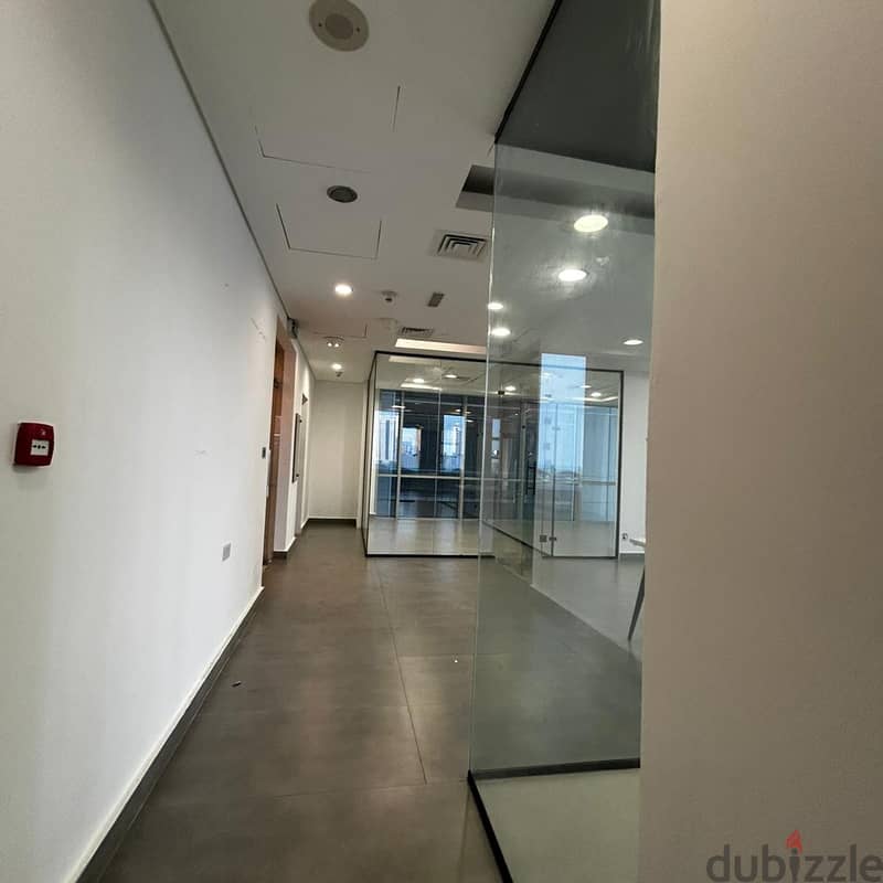Full commercial floor with a grace period for rent in Al Qibla 2