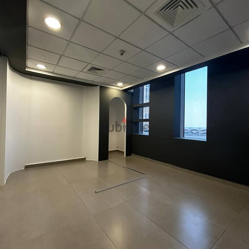Full commercial floor with a grace period for rent in Al Qibla 4