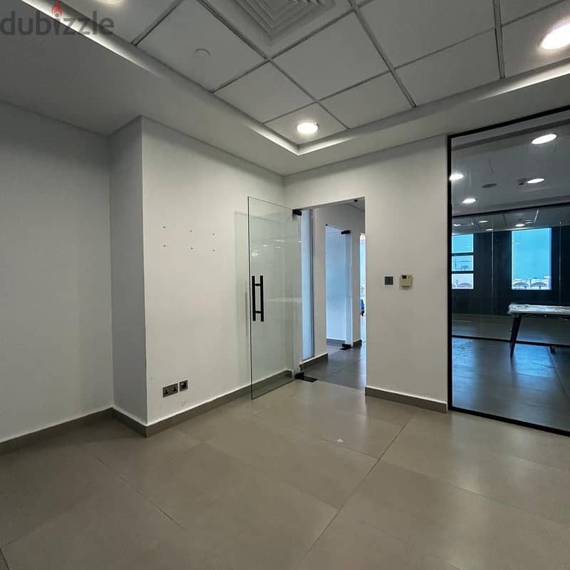 Full commercial floor with a grace period for rent in Al Qibla 11