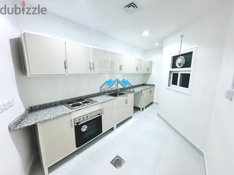 Three-Bedrooms Seaview Apartment in Shaab al Bhari 2
