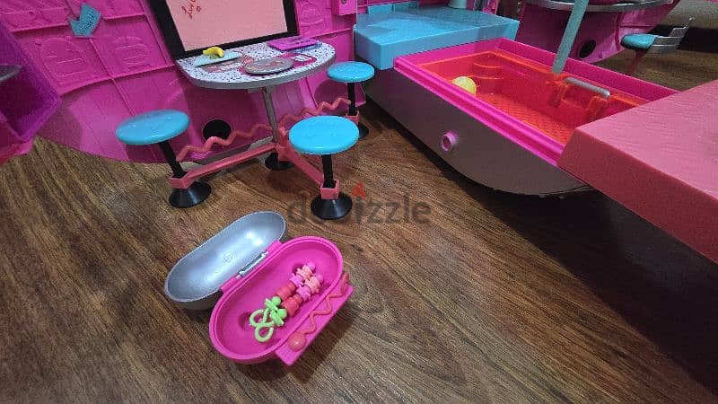 LOL SURPRISE OMG 4 IN 1 GLAMPER FASHION CAMPER 11