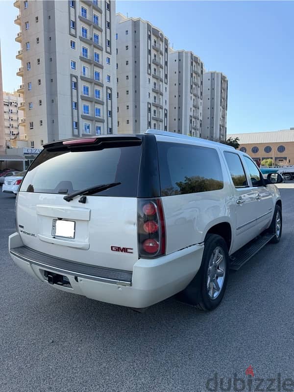 GMC Suburban 2012 4