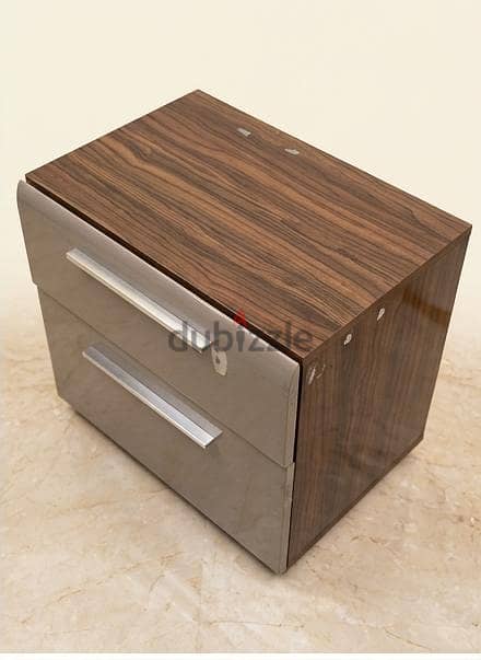 Dressing Table With Mirror and 2 Bed Side Table 2