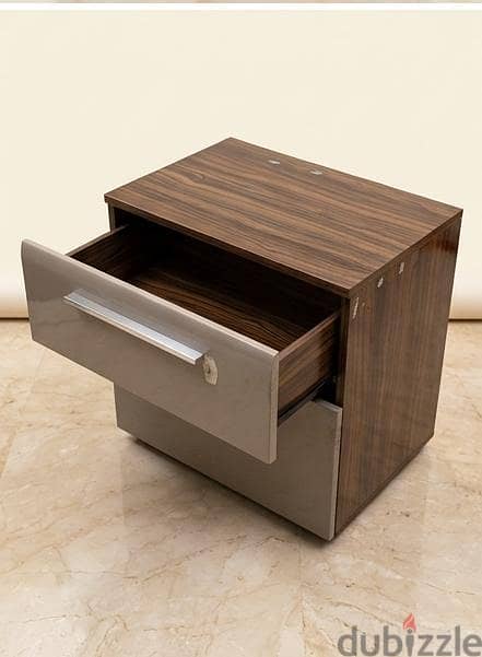 Dressing Table With Mirror and 2 Bed Side Table 3