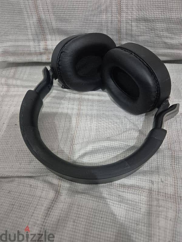 very good overhead headphone available good condition available 1
