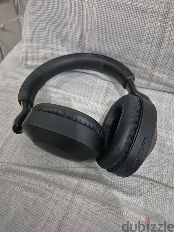 very good overhead headphone available good condition available 2