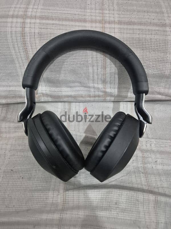 very good overhead headphone available good condition available 3